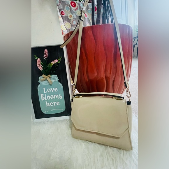 It’s a very cute ( monochromatic shade/tone) sling bag. - Picture 6 of 6